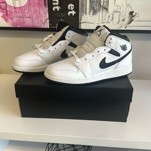 Nike Air Jordan 1 Mid (GS) White & Black- Size 6.5Y (8.5Y)